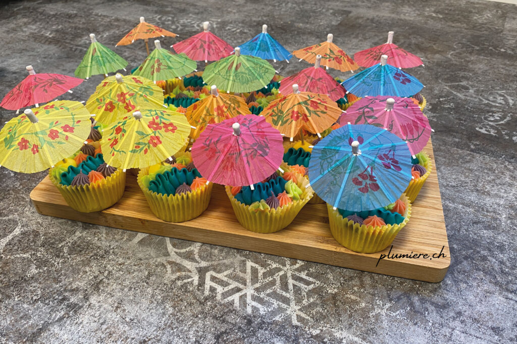 Meeres Cupcakes mit Schirmchen