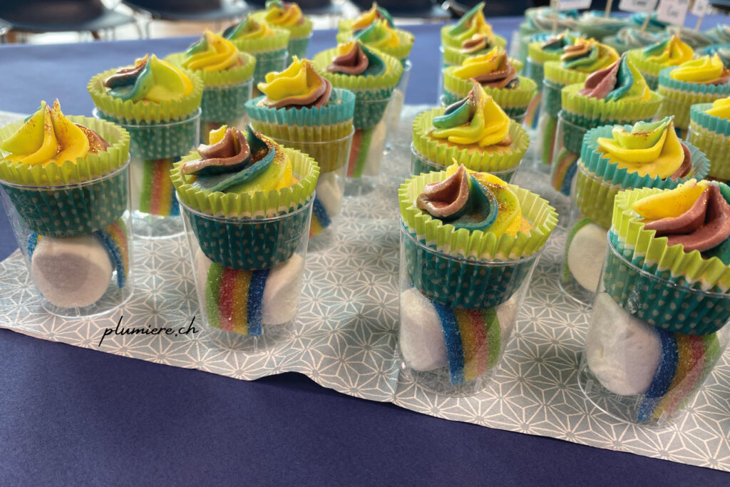 Rainbow Cupcakes mit Wolke und Regenbogen im Glas